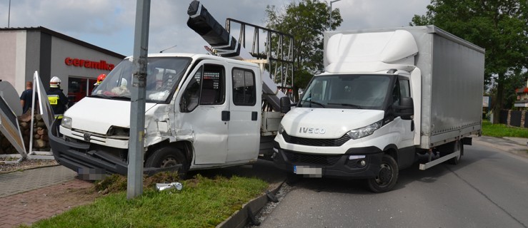 Dwa auta dostawcze zderzyły się w Borku [ZDJĘCIA] - Zdjęcie główne