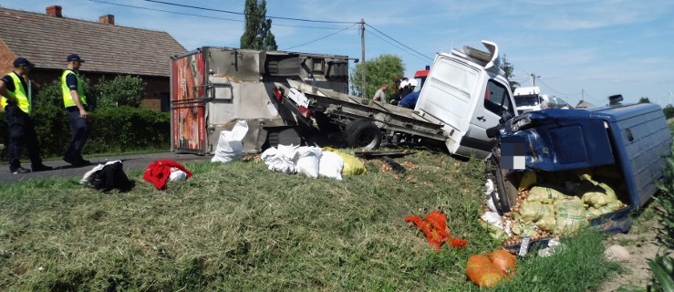 Zatarasowana droga w Gałązkach po zderzeniu dwóch busów [ZDJĘCIA] - Zdjęcie główne