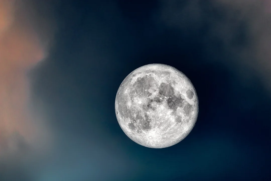 Pełnia Kwiatowego Księżyca. Będziemy mogli zobaczyć to niezwykłe zjawisko - Zdjęcie główne