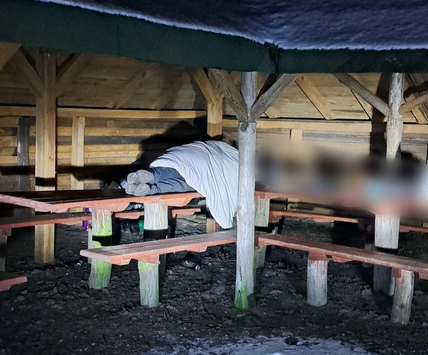 Bezdomny przy -14°C spał w leśnej altance. Znaleźli go mieszkańcy wsi pod Wągrowcem - Zdjęcie główne