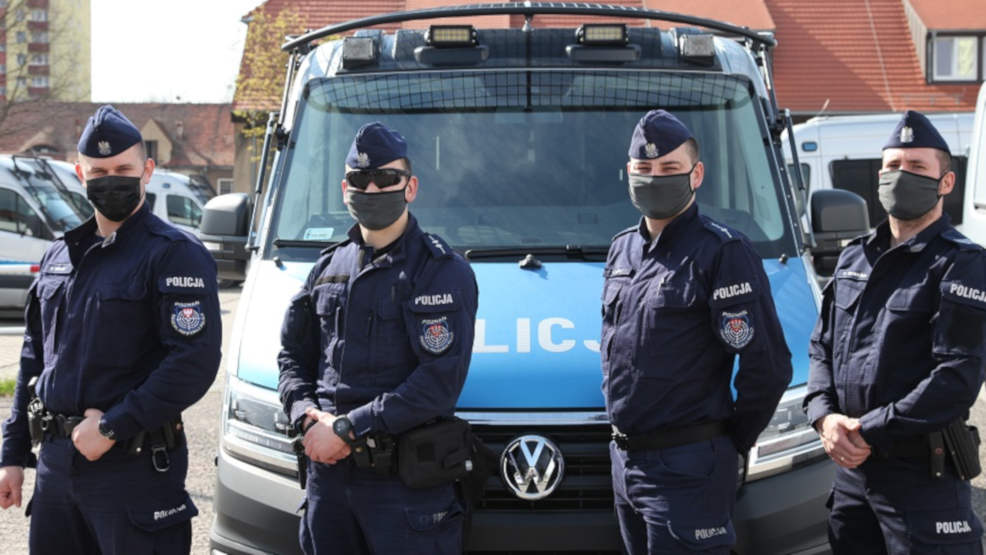 Dziewczynka zadławiła się kawałkiem jabłka. Nie mogła złapać oddechu. Pomogli policjanci   - Zdjęcie główne