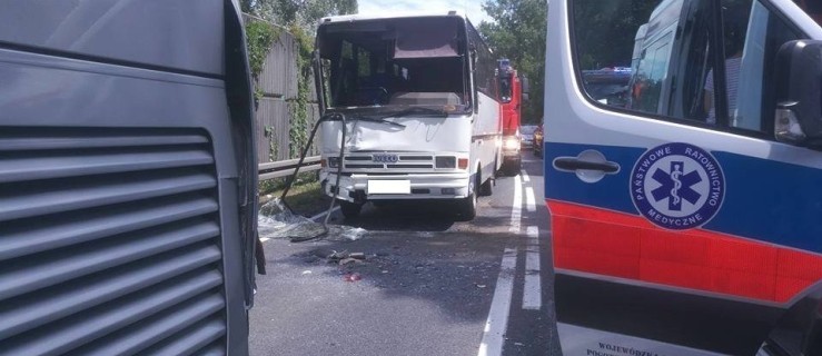 Zderzenie dwóch autobusów. Droga nieprzejezdna  - Zdjęcie główne