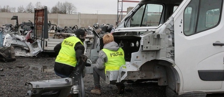 Policja rozbiła gang. Kradli auta w całej Europie i legalizowali. 13 zatrzymanych  - Zdjęcie główne