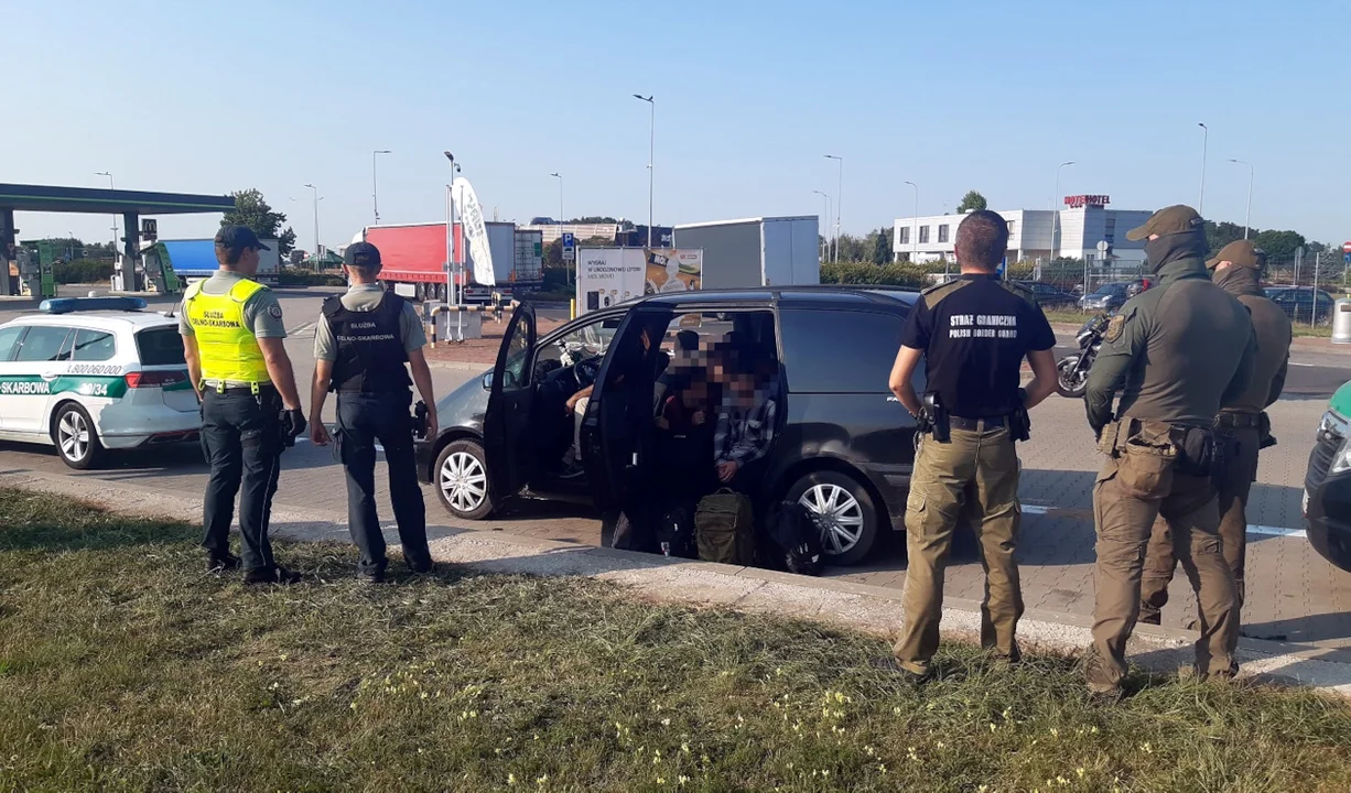 Przemycał ośmiu migrantów. Kaliscy pogranicznicy zatrzymali ich przy autostradzie A2 - Zdjęcie główne