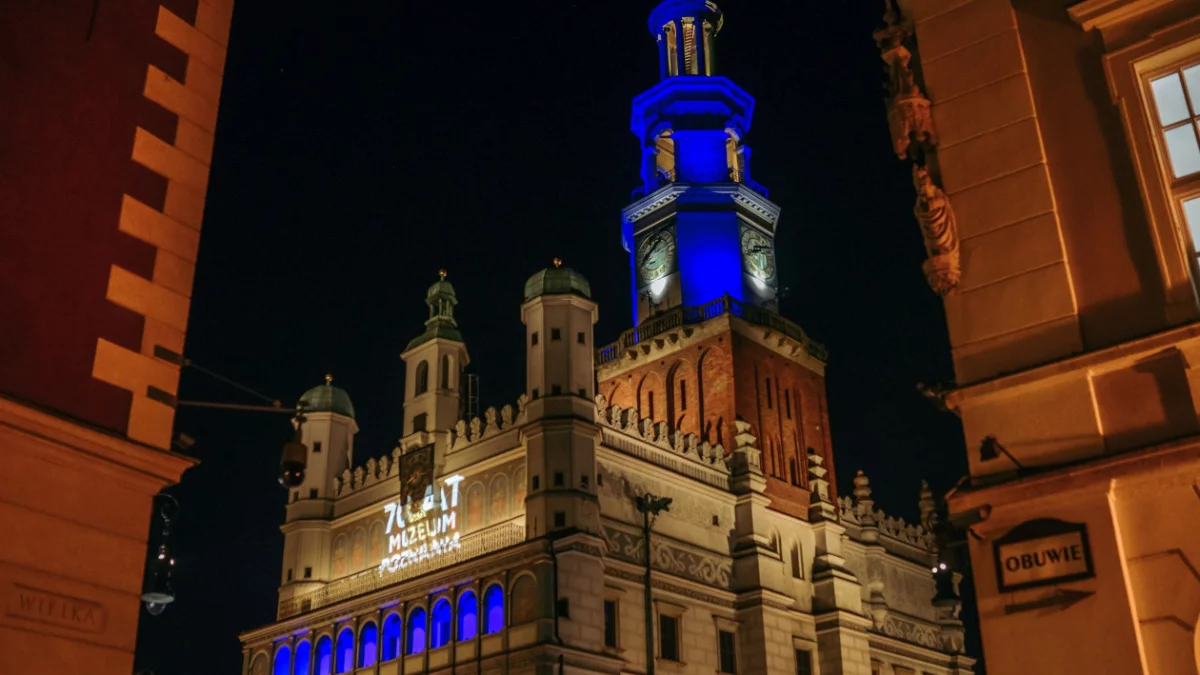 Poznański ratusz w nowych barwach. Oficjalnie włączono iluminację [ZDJĘCIA, WIDEO] - Zdjęcie główne