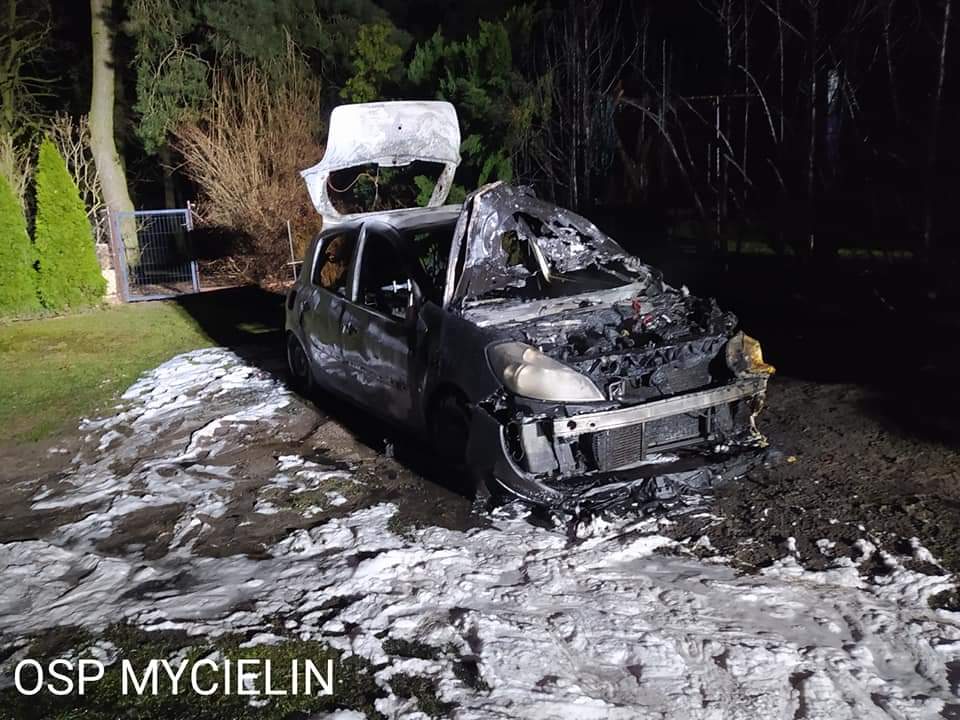 Kalisz. Mycielin. Auto w ogniu - Zdjęcie główne