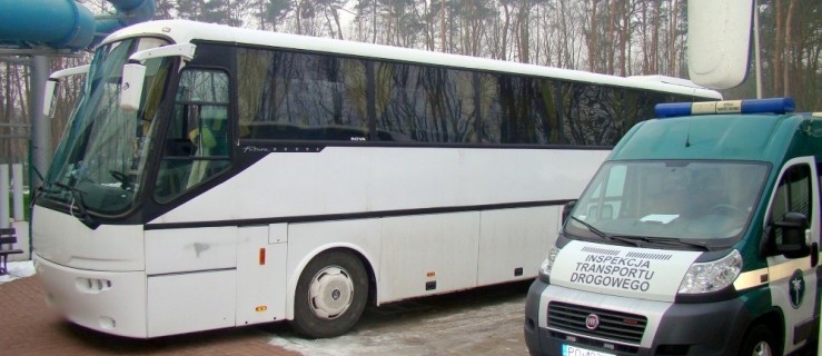 Łyse opony, uszkodzone zawieszenie. Niesprawnym autobusem transportował dzieci  - Zdjęcie główne