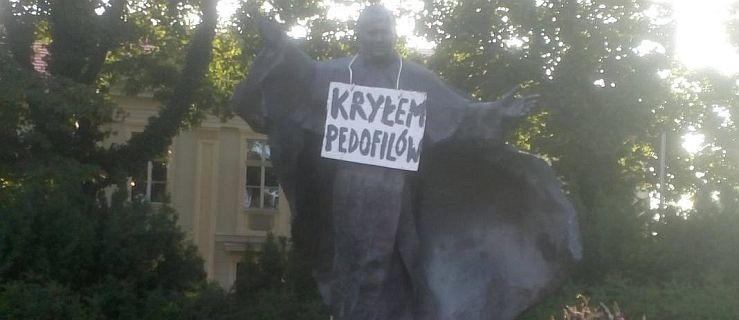 "Kryłem pedofilów" - taki napis widniał na pomniku Jana Pawła II - Zdjęcie główne