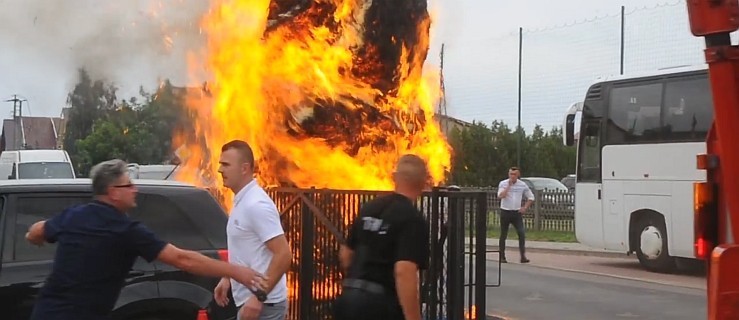 Baba zajęła się ogniem na dożynkach. Dobrze, że strażacy byli blisko [WIDEO] - Zdjęcie główne