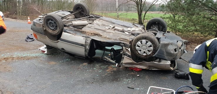 Nie żyje 83-latek. Zjechał na pobocze i uderzył w drzewo - Zdjęcie główne