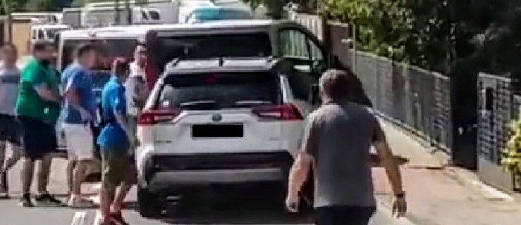 Akcja jak z filmu. Kierowca ściął znak, jechał wężykiem. Zatrzymali go piłkarze [WIDEO] - Zdjęcie główne