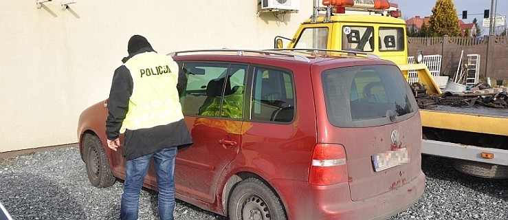 W środku nocy jechał poszukiwanym samochodem. Zauważył go policjant po służbie - Zdjęcie główne