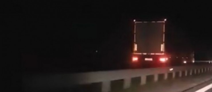 Ciężarówka pod prąd na światłach awaryjnych [WIDEO] - Zdjęcie główne