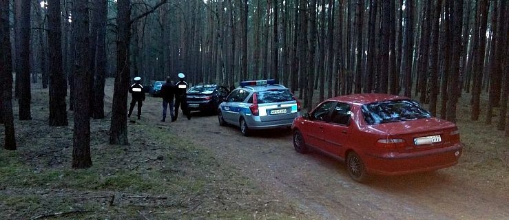 W "maluchu" przy leśnej drodze znaleziono zwłoki kobiety - Zdjęcie główne