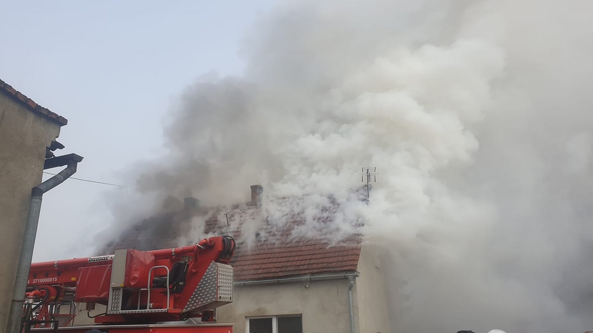 Pożar domu jednorodzinnego. Rodzina straciła dach nad głową  [ZDJĘCIA] - Zdjęcie główne