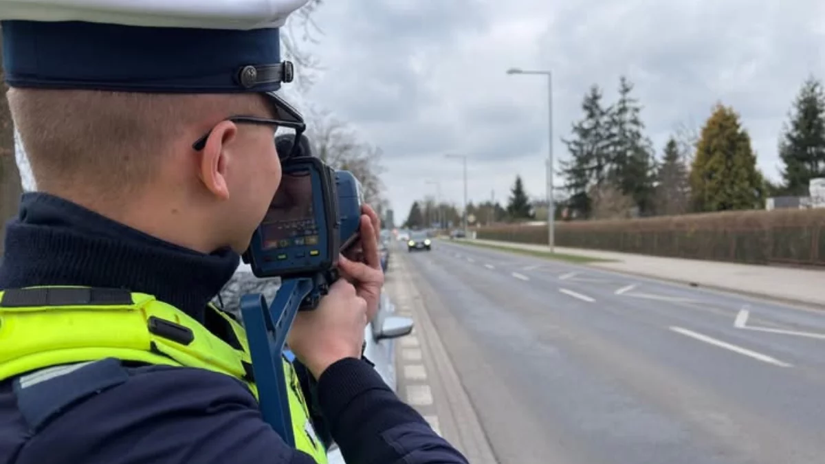 Niezwykły finał kontroli drogowej w Wielkopolsce. Zamiast wypisywać mandat, policjant gasił pożar