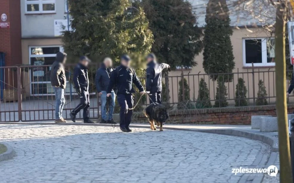 Brutalny mord. Dwie osoby zabite. Trzecia ranna. Policyjna obława w Pleszewie  