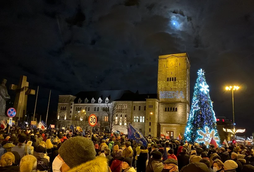 Wielkopolanie protestowali przeciwko „lex TVN”. Zobacz, w których miastach - Zdjęcie główne