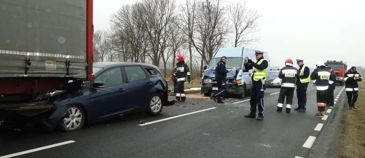 Wypadek na drodze wojewódzkiej. Cztery osoby ranne. Droga zablokowana  - Zdjęcie główne