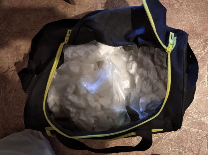 Policjanci z Leszna zatrzymali mężczyznę, który w torbie podróżnej przewoził ponad 7 kg amfetaminy - Zdjęcie główne
