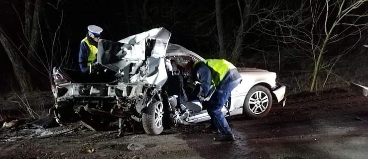 Tragiczny wypadek z udziałem trzech młodych ludzi. Mercedes uderzył w drzewo - Zdjęcie główne