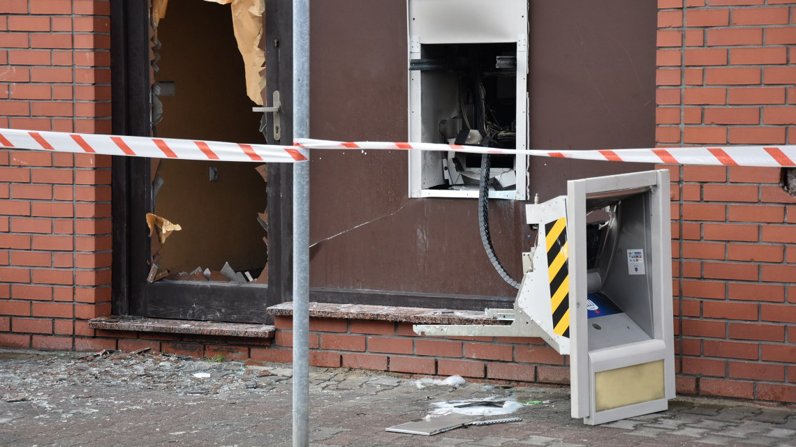 Zduny. Złodzieje wysadzili bankomat