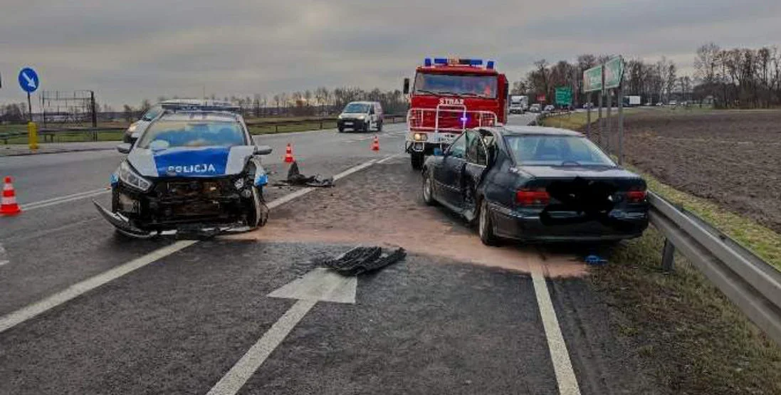 Kierowca BMW uderzył w radiowóz na skrzyżowaniu DK 11 i DK 15 - Zdjęcie główne