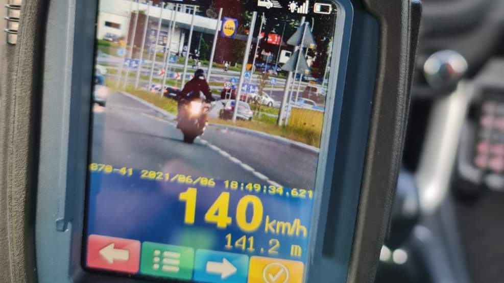 Motocyklista bez uprawnień uciekał przed policją. Jechał 140 km/h - Zdjęcie główne