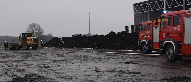 Pali się w Zakładzie Gospodarki Odpadami w Jarocinie. Sześć zastępów straży w akcji  - Zdjęcie główne