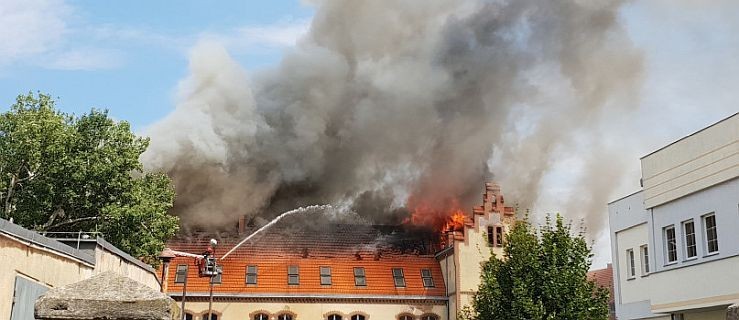 Pożar pochłania szkołę i hufiec ZHP. Strażacy w akcji  - Zdjęcie główne