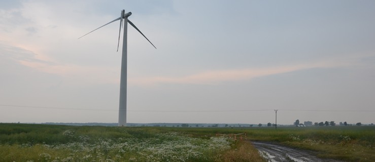 Piorun uderzył w 120 metrowy maszt wiatraka. Urządzenie nie przetrwało  - Zdjęcie główne